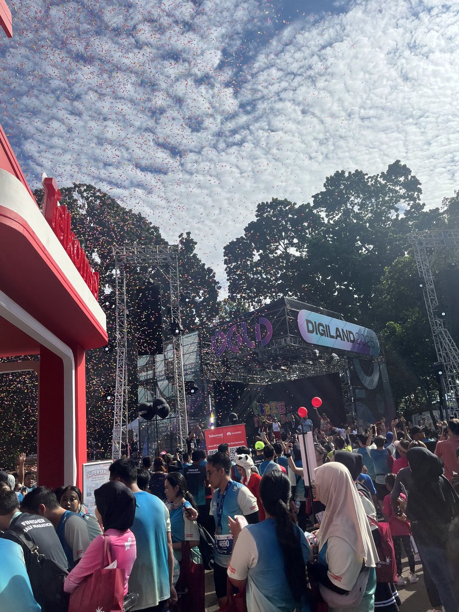 Konfeti beterbangan, semangat makin membara!
Digiland Run 2025 bukan cuma soal lari, tapi juga euforia yang nggak ada habisnya!
#TelkomselDigilandRun2025