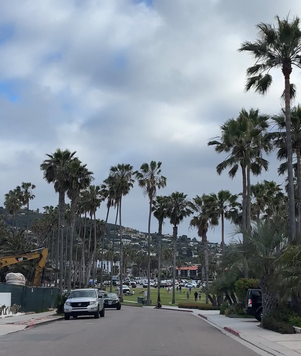 Even though we’ve had nothing but overcast all day, it’s still nice to hang out by the beach! #LaJollaShores #SanDiego #California