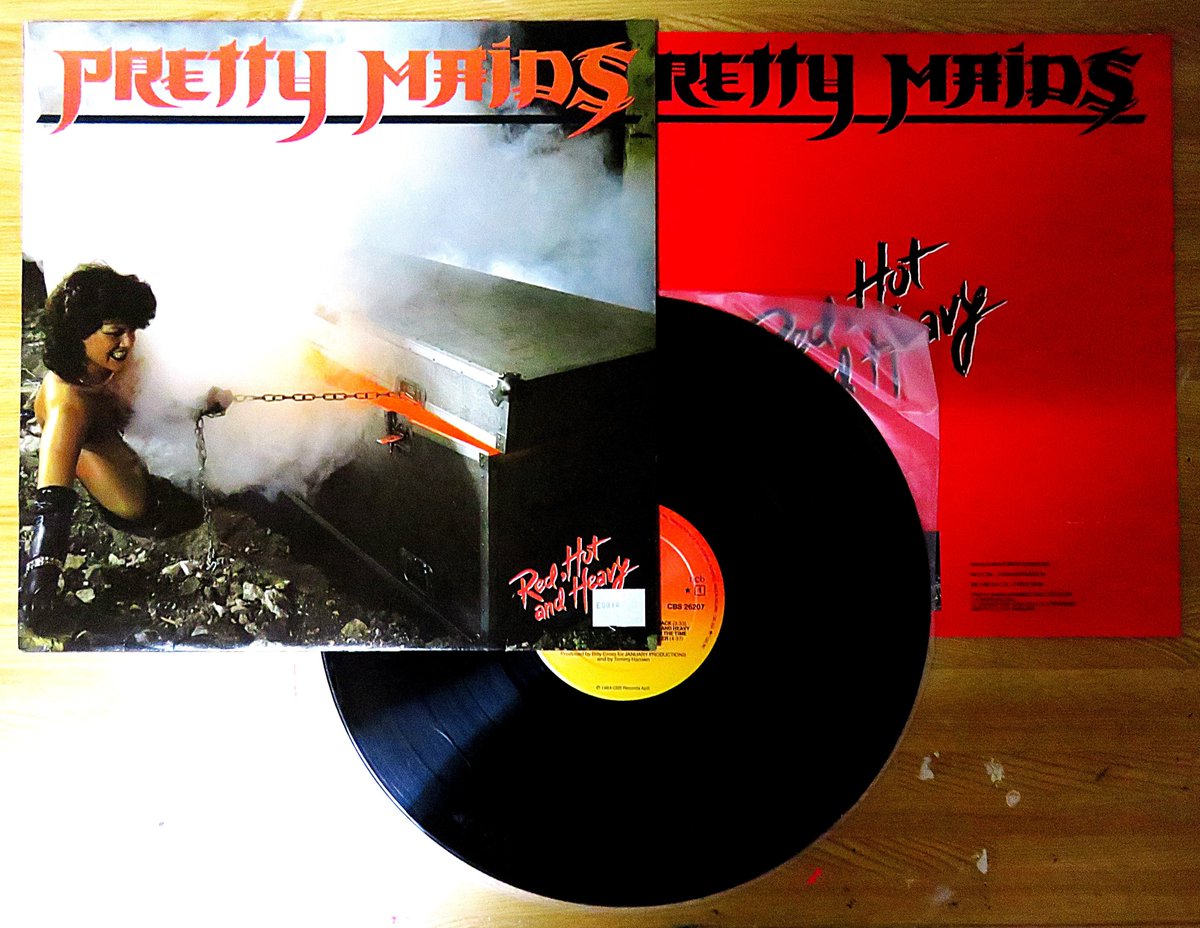 nekometallion's tweet photo. レッド・ホット&ヘヴィ #RedHotandHeavy 1984年に発売、1枚目って事になるのか?アナログ輸入盤。これも去年の今頃、買ったやつ、弟が凄い好きで、昔、CDで聴かされた時は、全くピンと来なかった。シン・ディケイドあたりでいいじゃんって思ったけど、これアナログの方が迫力あって絶対いいね!名盤! https://t.co/GVcY8qjRxI