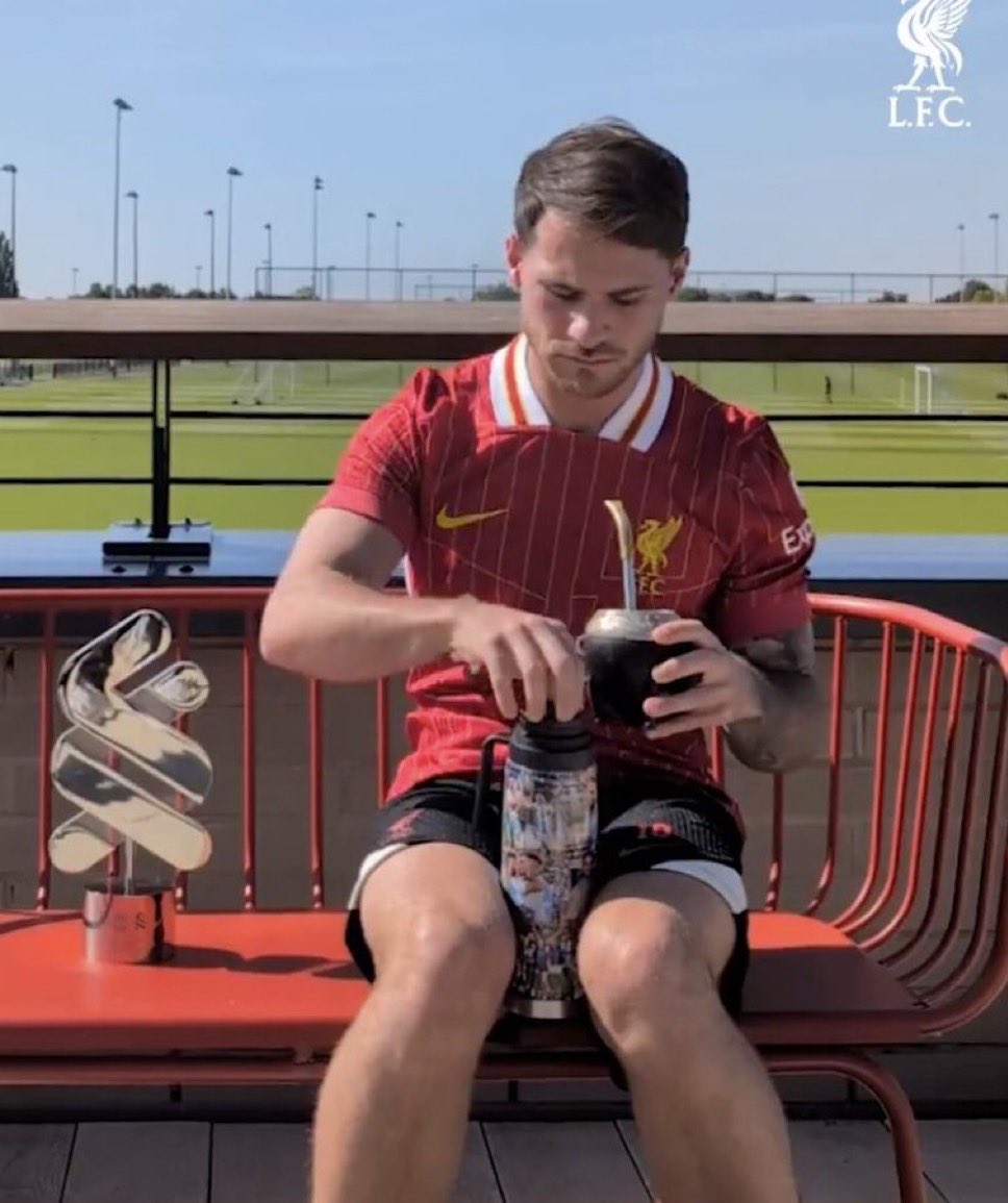 문득 악사센터에서 햇살에 쭉 뻗어본 내 팔다리랑 마테차