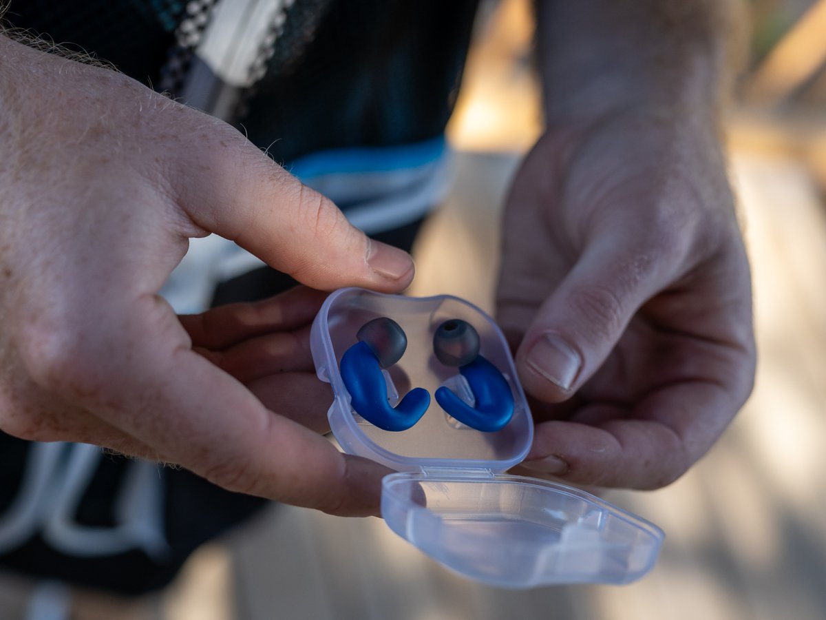 Experience excellent noise reduction with the Comfort Plus EVO Earplugs, which have a 32 dB SNR rating. Made from soft silicone, these ergonomic earplugs offer a comfortable fit and come in three sizes: small (S), medium (M), and large (L). Each pair includes an adjustable,