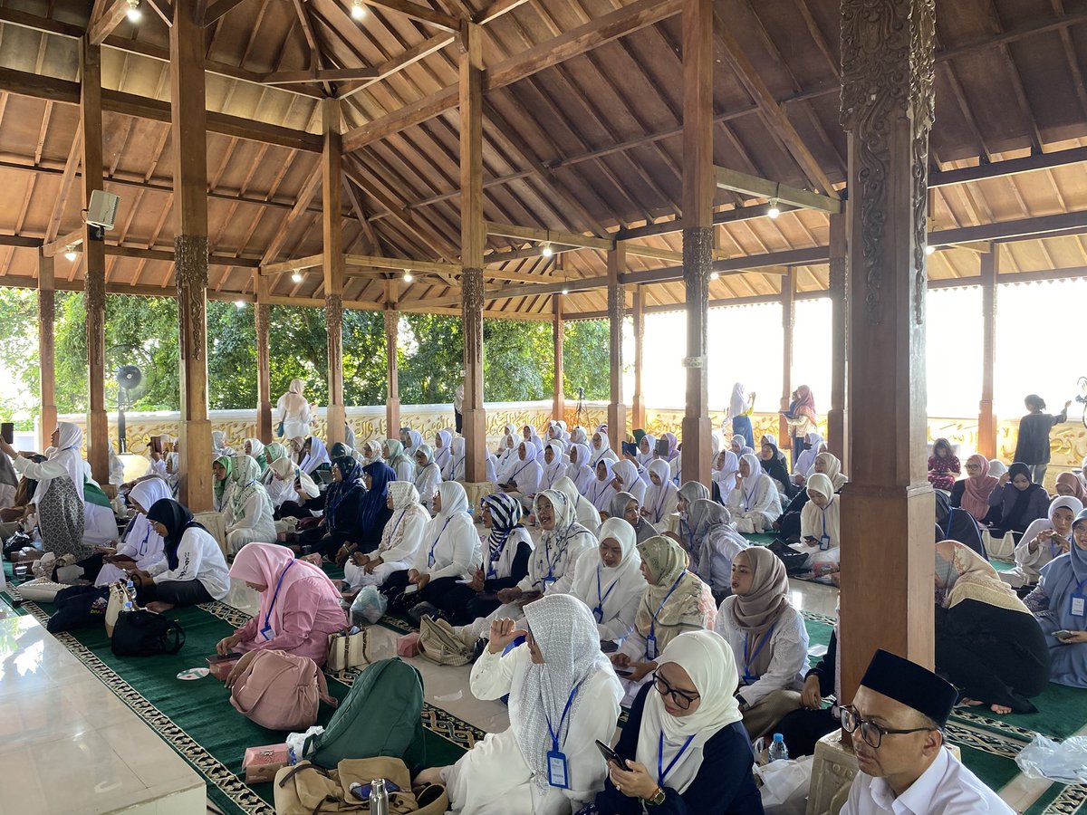 Bulan Mei diperingati sebagai Bulan Kebangkitan Ulama Perempuan. Hari ini Gusmin lagi ada di acara peringatannya di Cirebon. Yuk ikuti livenya di youtube.com/live/iFOto0bVj…