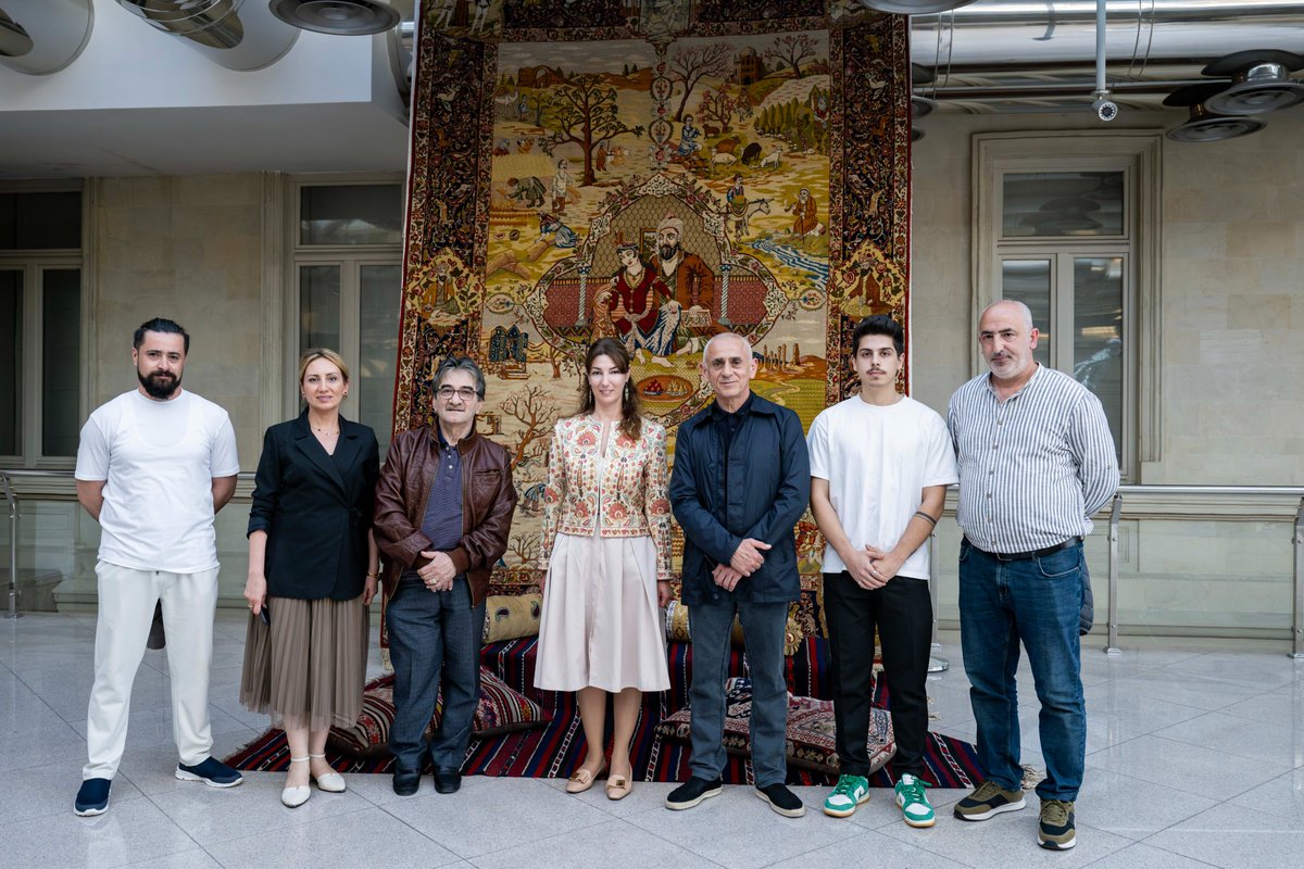 culture_gov_az's tweet photo. Mayın 17-də Azərbaycan Milli İncəsənət Muzeyində görkəmli rəssam, milli realist dəzgah rəngkarlığının banisi Mirzə Qədim İrəvaninin 200 illik yubileyinə həsr edilmiş "Cənnət yuxusu" bədii-sənədli filminin nümayişi olub.
#Azərbaycan #MədəniyyətNazirliyi #mədəniyyət #muzey https://t.co/Z9Gfd1FveI
