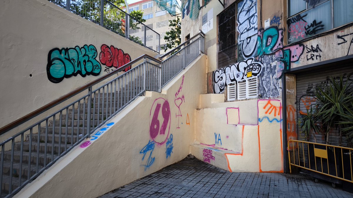 #cutrebarcelona <a href="/bcn_ajuntament/">Ajuntament de Barcelona</a> #barcelonaposatguapa #plaendreça