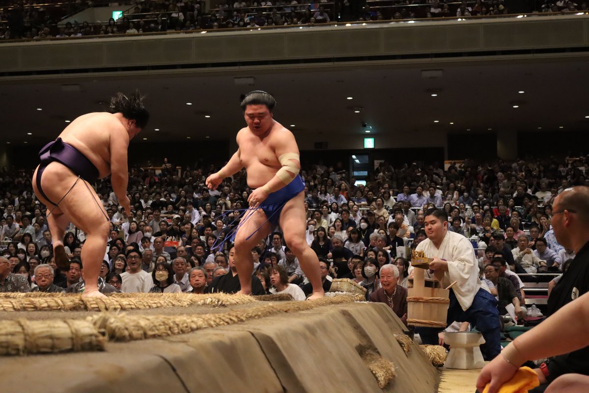 八日目の様子＞ 十両取組 宮乃風（4勝4敗）押し出し 東白龍（6勝2