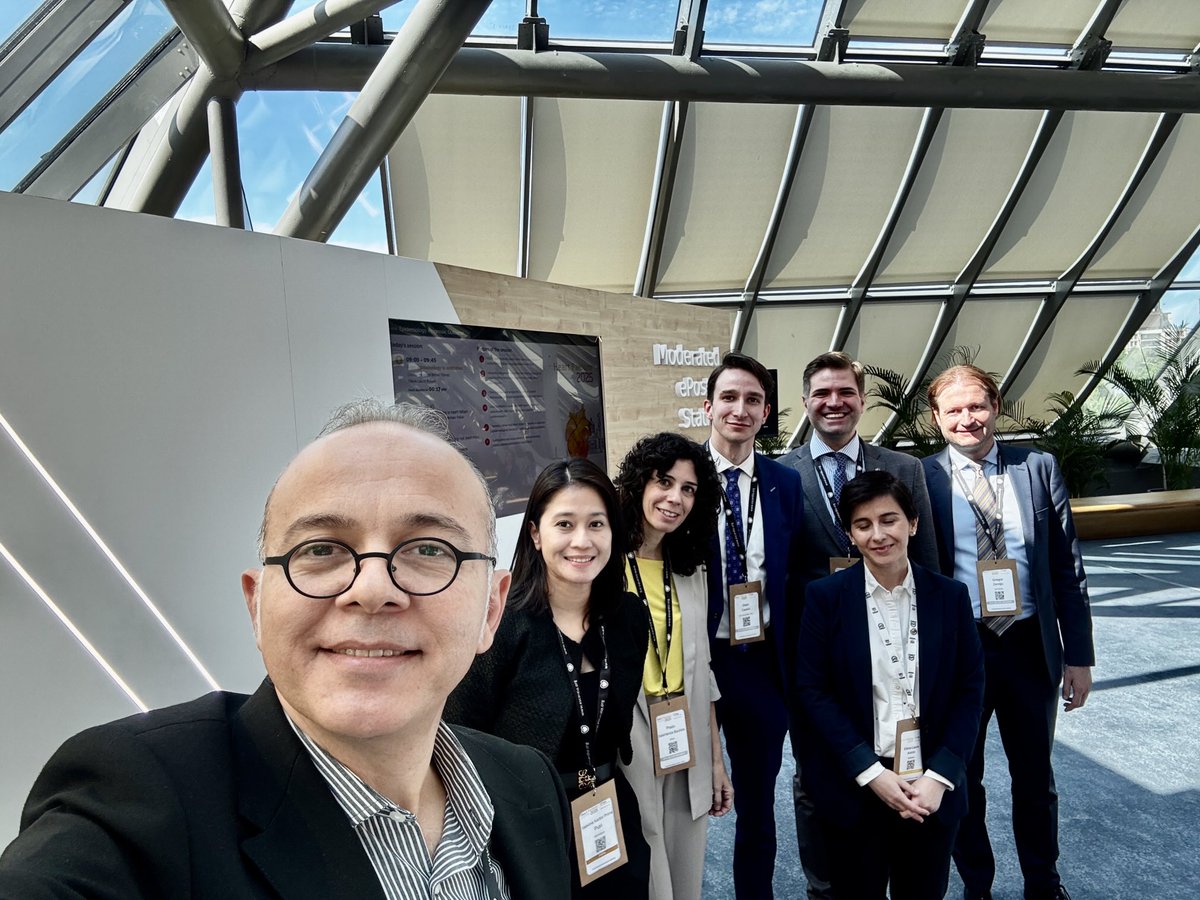 Selfie after chairing moderated poster session with ⁦<a href="/ElenaLauraA1/">Laura Antohi</a>⁩ #HeartFailure2025
