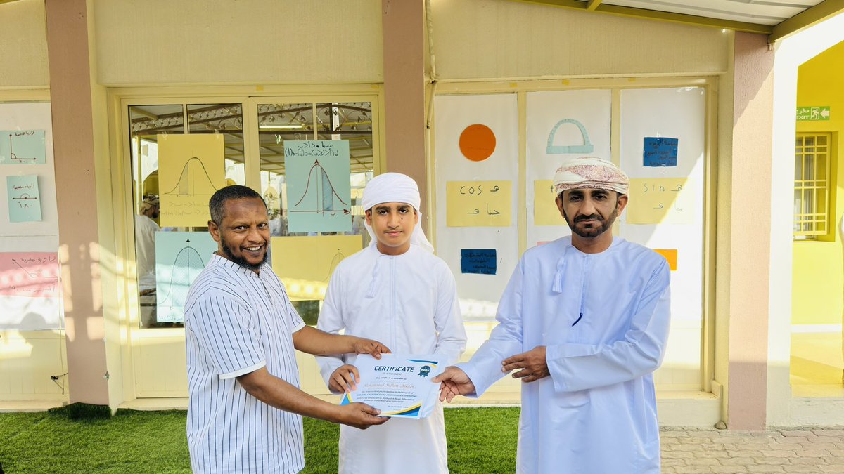 بحضور مدير المدرسة كرم عبدالحكم موسى معلم اللغة الإنجليزية طلابه المشاركين في مشروع كتابة الجمل وتحسين الخط للصفوف 5-10 لمشاركتهم المتميزة في المشروع ، ويُعد هذا المشروع خطوة طموحة تهدف إلى تطوير مهارة التعبير الكتابي لدى الطلبة، وتعزيز قدراتهم اللغوية بأسلوب عملي وتفاعلي