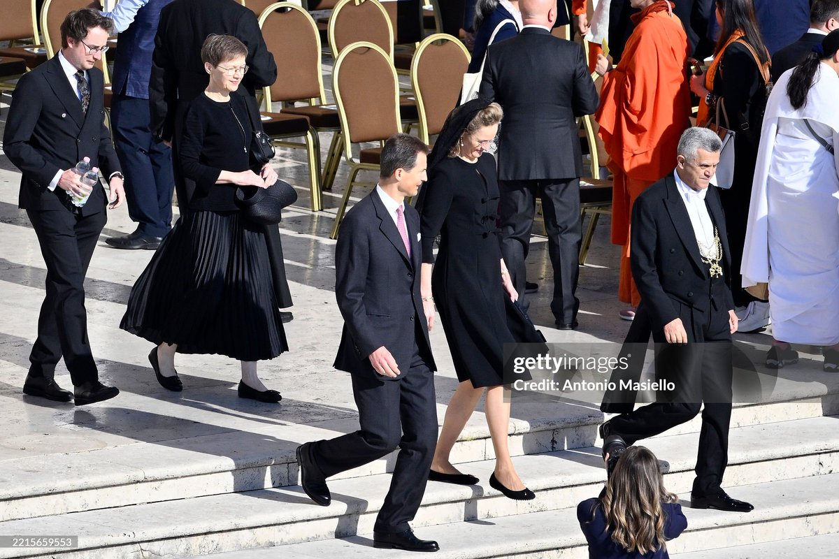 משתתפים היום במיסת ההשבעה של האפיפיור:
פיליפ מלך הבלגים והמלכה מתילדה
פליפה מלך ספרד והמלכה לטיסיה
הדוכס הגדול אנרי של לוקסמבורג והדוכסית מריה תרזה
אלבר נסיך מונקו והנסיכה שרלין
מקסימה מלכת הולנד
ויקטוריה נסיכת הכתר של שוודיה
הנסיך העוצר של ליכטנשטיין והנסיכה זופי
הנסיך אדוארד