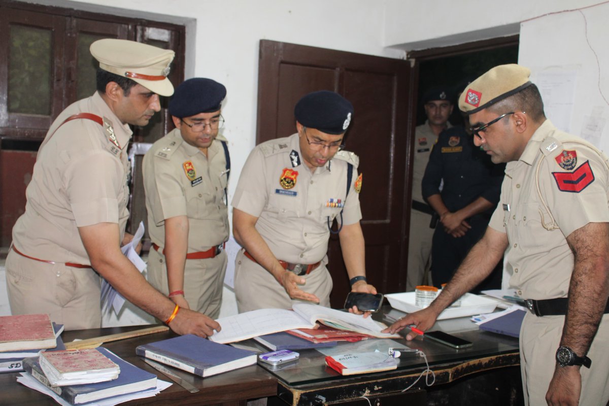 पुलिस महानिदेशक श्री शत्रुजीत कपूर ने हिसार के पुलिस थाना HTM का औचक निरीक्षण किया, मामलों के त्वरित निपटान, शिकायतकर्ताओं के साथ सम्मानजनक व्यवहार और अपराध नियंत्रण के लिए पुलिस गश्त बढ़ाने पर दिया जोर। 
<a href="/cmohry/">CMO Haryana</a> <a href="/NayabSainiBJP/">Nayab Saini</a> <a href="/sumitamisra/">Dr Sumita Misra IAS</a> <a href="/ssk303/">Shatrujeet Kapur</a> 
#HisarPolice #कानून_व्यवस्था
