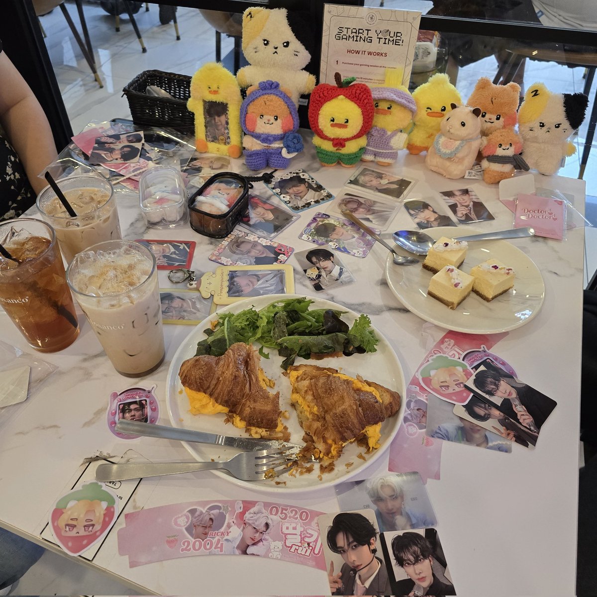 taeraemoe's tweet photo. It's the cheonanz / catnyangz / rirae invasion today

Happy Ricky day~
#DDALGIRUI https://t.co/L6ObaejyCV