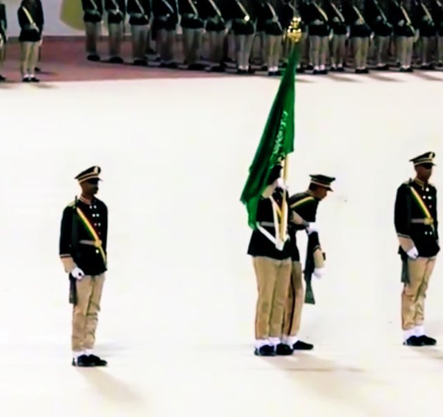 اقسم اني فدوة البيت الأمين
لو تدوّي ..ثورة الهيجا .. دوي 

واقسم إني ما أخلّي حاجتين :
راية النور المسطّر ،  والخوي