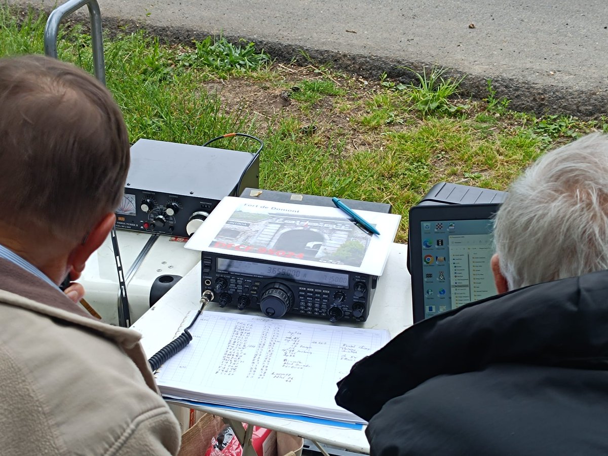 ARAM95_ASSO's tweet photo. 🎙️ Activation de  #F4KKT/P lors de la journée des #châteaux ! 
🏰 #DFCF 95-024 : le fort de #Domont !
On y est toute la journée, alors à bientôt sur l'air ! 😅

#hamradio #radioamateur #iledefrance #hf #valdoise #dimanche #soleil https://t.co/1xoJRQNb2e