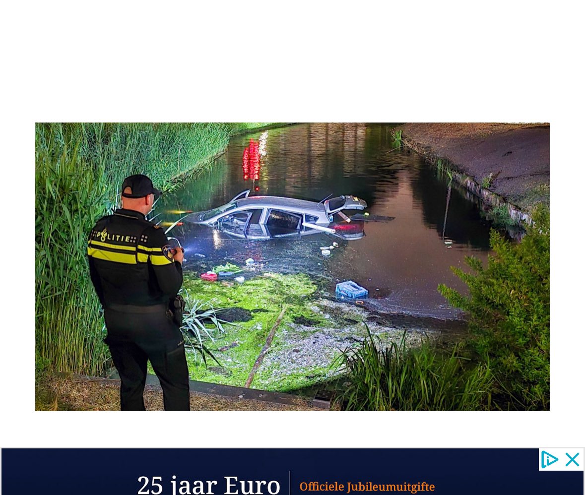 Auto te water aan het Beverveen in Spijkenisse