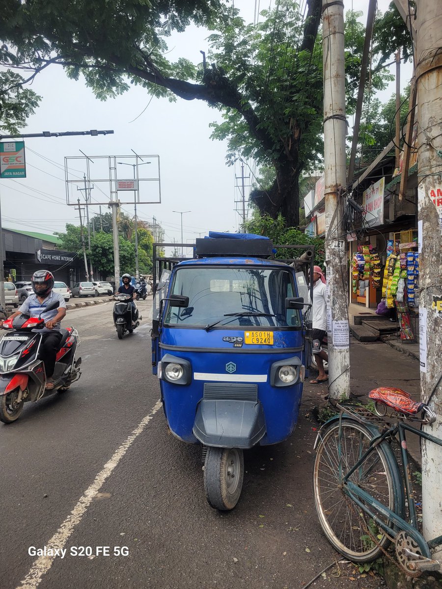 BhaskarMahanta's tweet photo. @GuwahatiPol
A blue Ape mini truck (AS01HC9240) was parked wrongly at Jayanagar Beltola Bazar crossing, causing trouble for vehicles. I faced issues turning left from Six Mile towards APSC. Photos taken 30+ mins after the incident. Kindly investigate/take necessary action. https://t.co/NWKiTd29xj