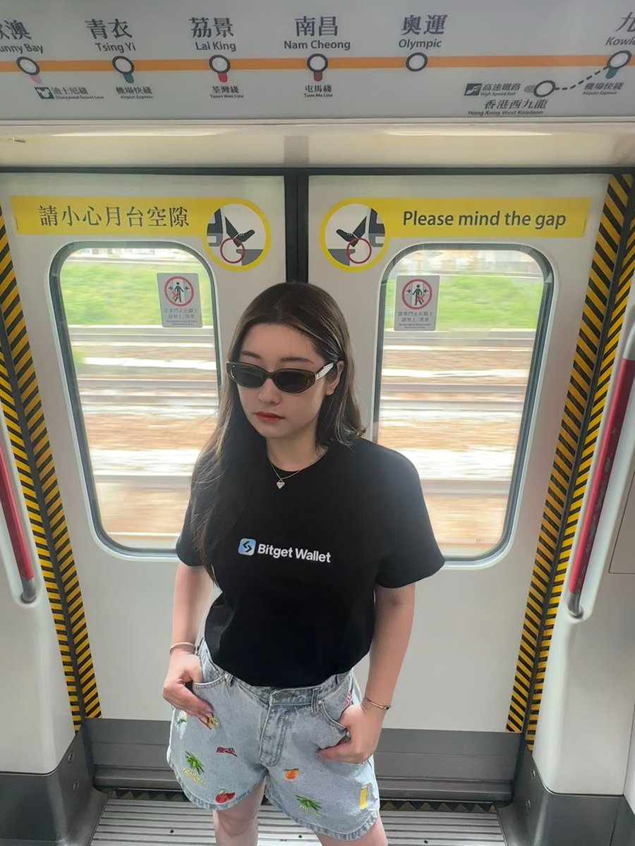 是誰那麼潮？喔吼是穿上 #bitget T恤的我！

謝謝 <a href="/yoaka__/">Yoaka.sol 🩵</a>寶貝給我寄的周邊！btw我有機會加入 #bitget湛蓝女团 嗎🙈
 <a href="/Bitget_zh/">Bitget中文</a> <a href="/bitgetglobal/">Bitget</a>