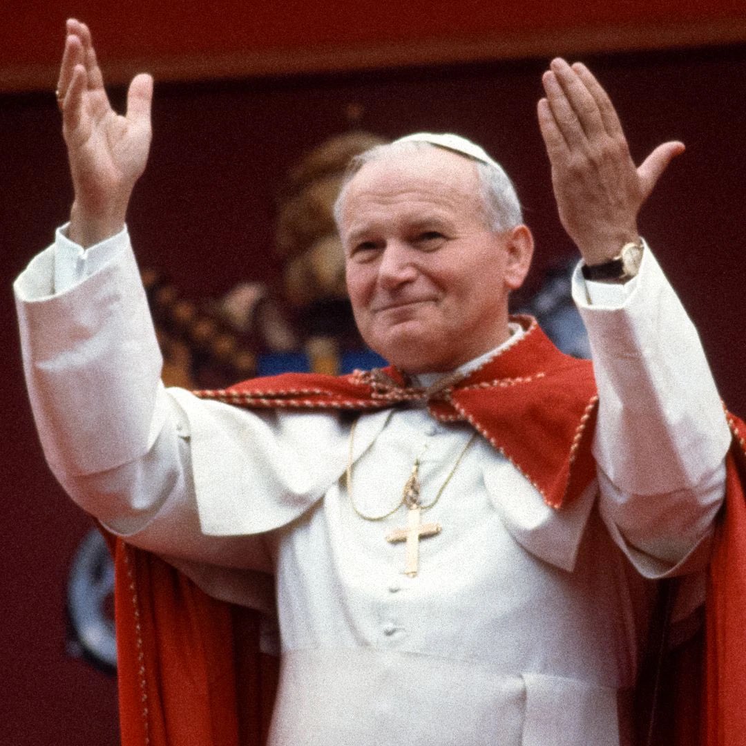 Hoy Juan Pablo II cumple 105 años en el Cielo.
Te pedimos que te sigas acordando de los jóvenes.