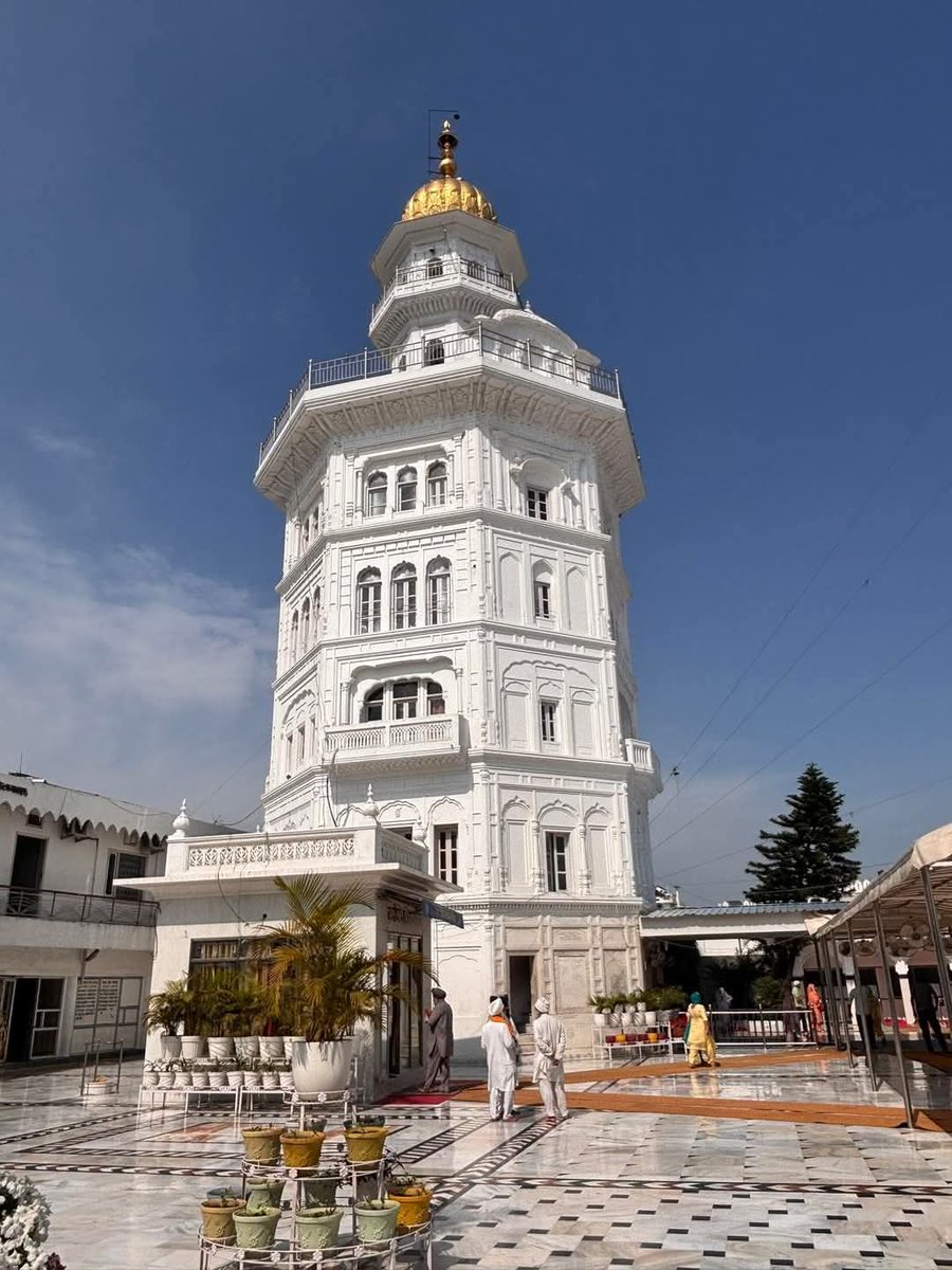 ਜੈਸੇ ਅਪਨੇ ਧਨਹਿ ਪ੍ਰਾਨੀ ਮਰਨੁ ਮਾਂਡੈ ॥ ਤੈਸੇ ਸੰਤ ਜਨਾਂ ਰਾਮ ਨਾਮੁ ਨ ਛਾਡੈਂ ॥੨॥

The mortal will even die for the sake of his wealth; in the same way, the Saints do not forsake the Lord's name. ||2||

ਬਸੰਤੁ (ਭ. ਨਾਮਦੇਵ) (੧) ੨ - #SriGuruGranthSahibJi : ਅੰਗ ੧੧੯੫

#ਸਿੱਖ #ਖ਼ਾਲਸਾ #Sikhs #Khalsa