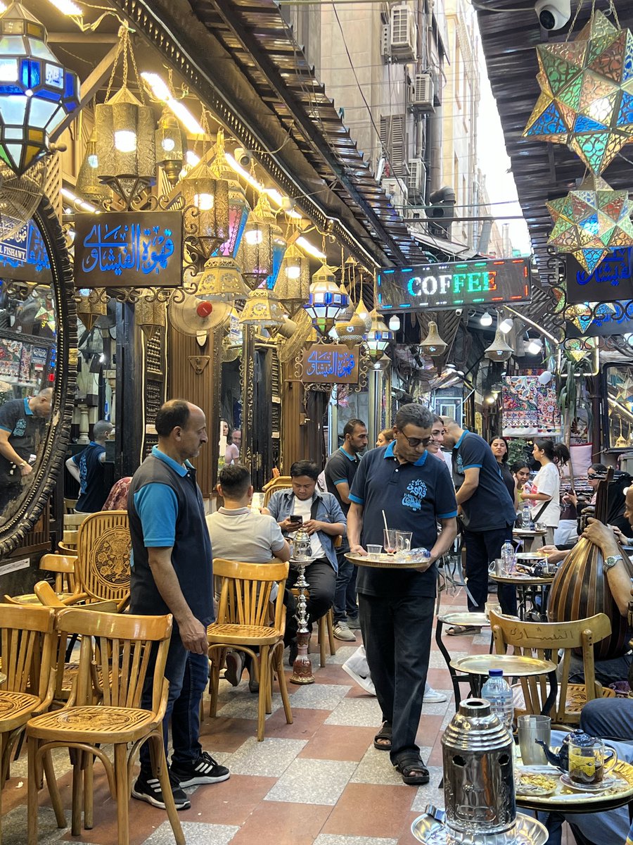 お土産物を探しに一度は訪れるカイロのハンハリーリ市場。その中にあるフィシャウィー・カフェ (مقهى الفيشاوي)

創業1797年という老舗で、エジプトのノーベル文学賞作家、ナギーブ・マハフーズが好んで立ち寄ったとされる。今は物売り、ヘンナ、ウードなど、、、