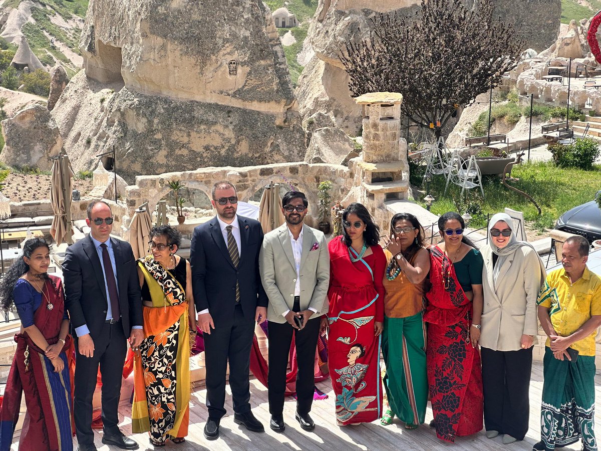 Sri Lanka Cumhuriyeti Nevşehir Fahri Konsolosluğu olarak Kapadokya’da düzenlediğimiz Sri Lanka Kültürel Etkinliği ile iki ülke arasındaki kültürel bağları pekiştirdik.

Sri Lanka’nın mutfağı ve geleneksel dansları, Kapadokya’nın tarihi atmosferiyle buluştu.

🇱🇰 🤝 🇹🇷