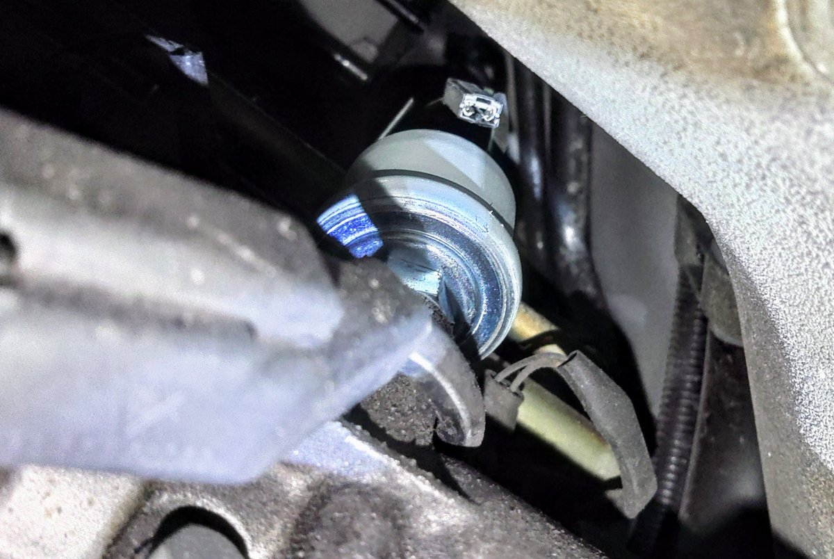 ccmgs228's tweet photo. 前日買った996カレラ
納車時から油圧計の調子が悪かったので
センサー交換

71559km https://t.co/nayzb51N8d
