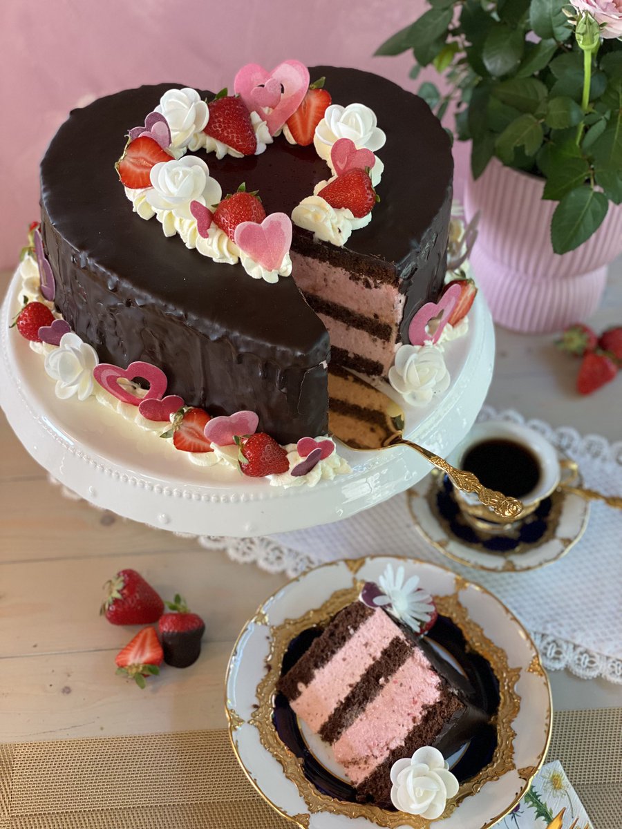 SCHOKOTORTE MIT ERDBEEREN BACKEN 💝 SCHOKOHERZ GEBURTSTAGTORTE BACKEN! 💝 ... youtu.be/Z3zeXApd0dY?si… via <a href="/YouTube/">YouTube</a>