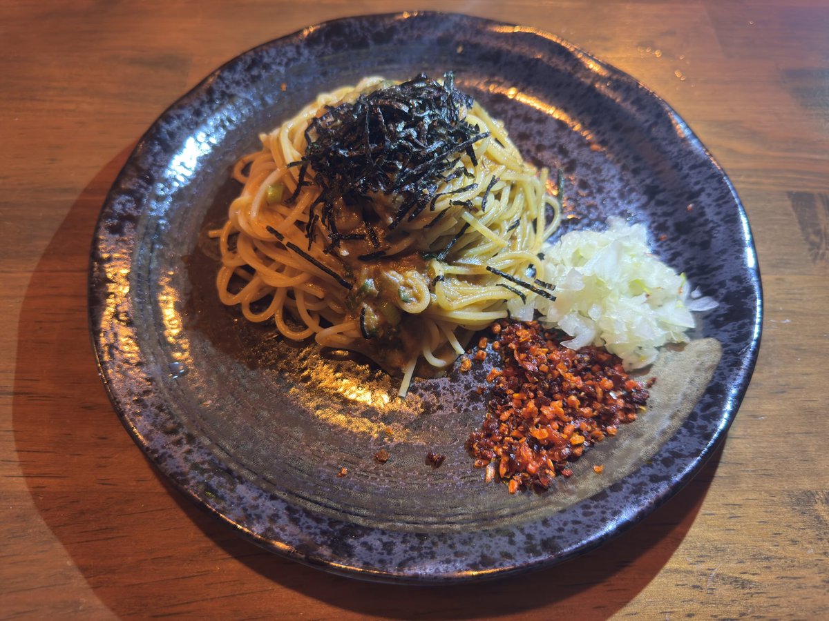 いつも突然に美味しかったご飯を紹介するコーナー
鶯谷駅から徒歩数分の素敵なワインバーのパスタ
ガチ美味しかった
今日（5/18）ミュージックライブがあるとのことですので、ご興味ある方はROSSONEROでXかInstagramで検索してお問い合わせしてください