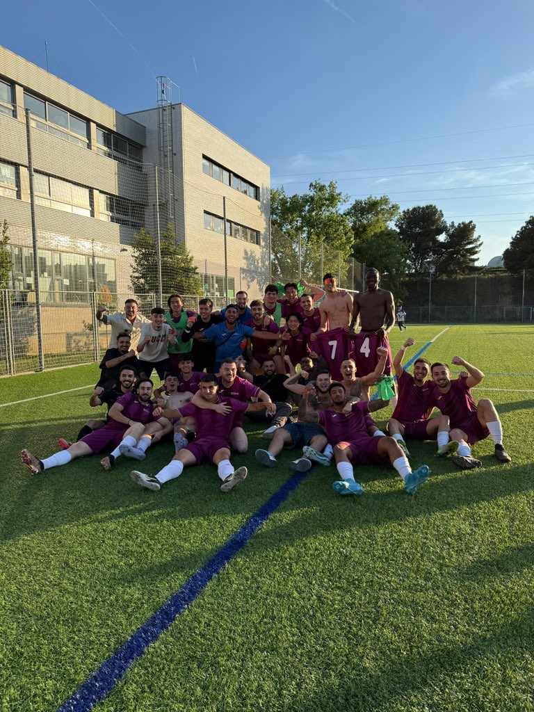 No es ORO TODO LO QUE RELUCE...

No es TODO BONITO NI TODO SON MOMENTOS FELICES...

Pero esto es la vida....

Levantarse tras caerse, insistir, persistir y buscar aquello que quieres...
 
Enorme trabajo y sacrificio de 10 meses, 2° clasif.

Somos EQUIPO de playoff a 1a Cat...