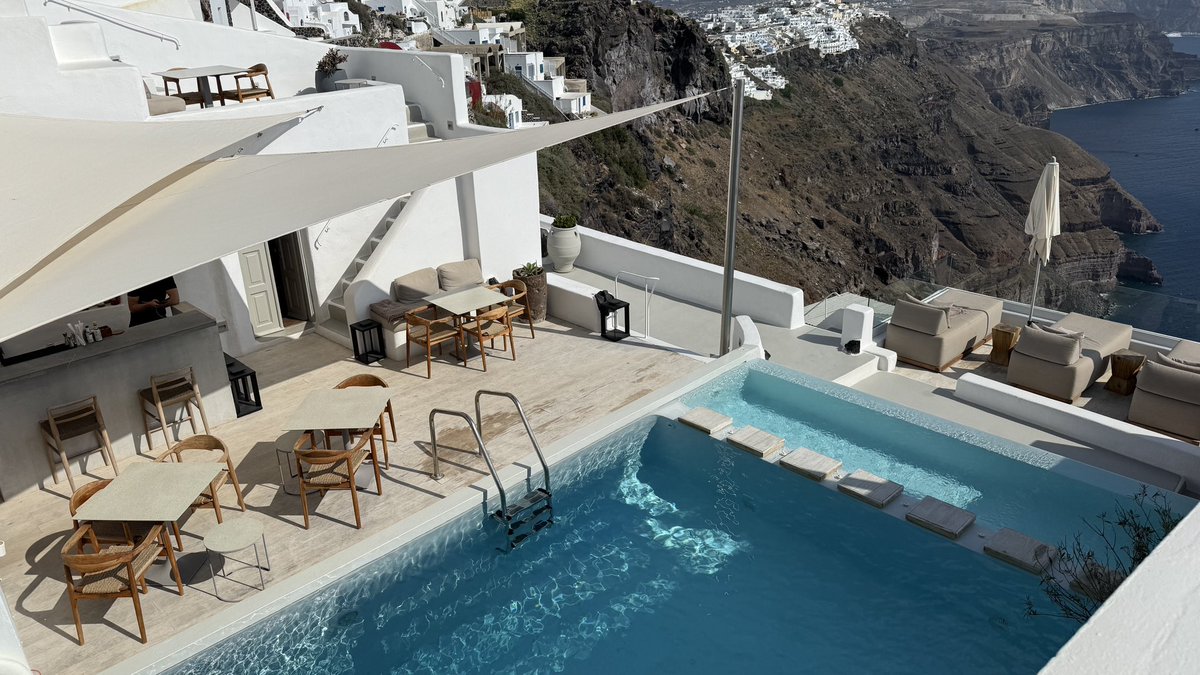 pt_hyatt's tweet photo. #IconicSantorini
温水プールもあり🏊
(部屋によっては個別のジャグジーもあり)
素晴らしい眺めと、なかなかの水深でした😂
#Hyatt
#MrMrsSmith https://t.co/8fqsS8TWsE
