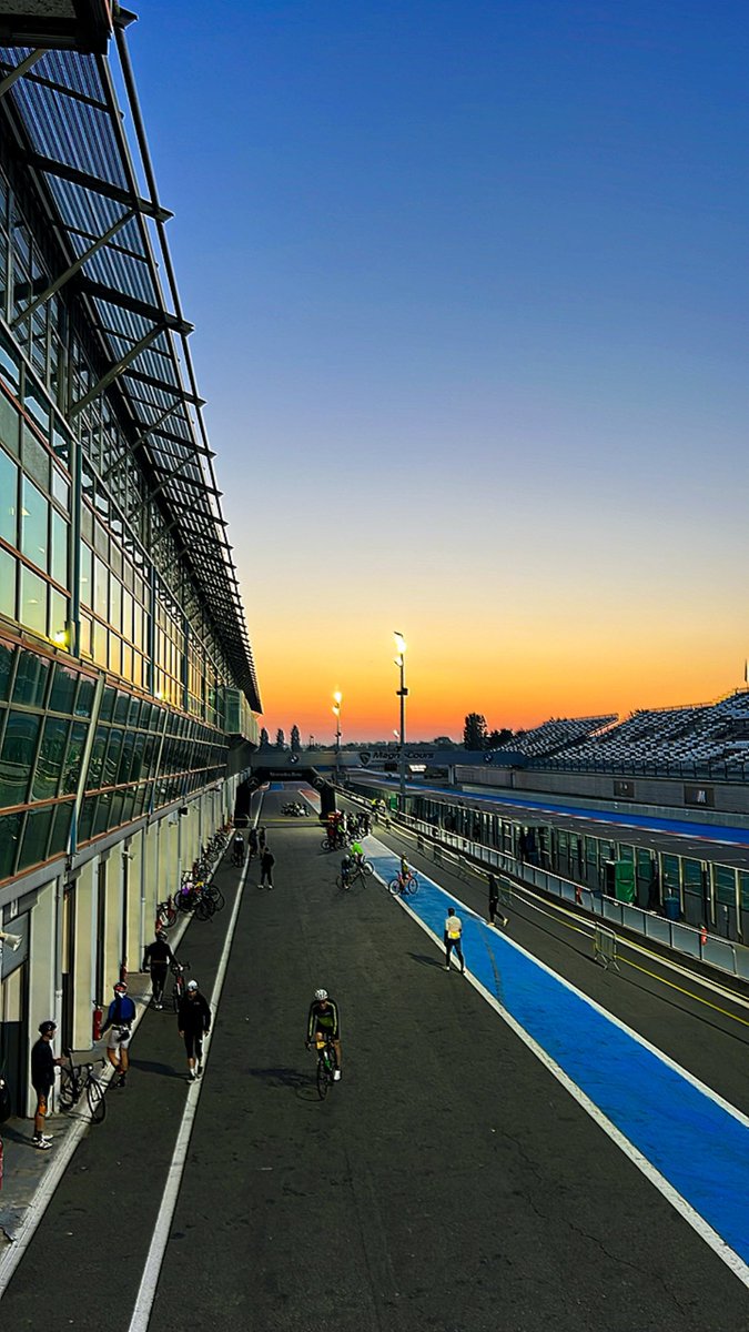 🌆 Le soleil se lève sur le circuit,
🤩 Quel spectacle ! 
🚴‍♂️ Déjà 10h de course !