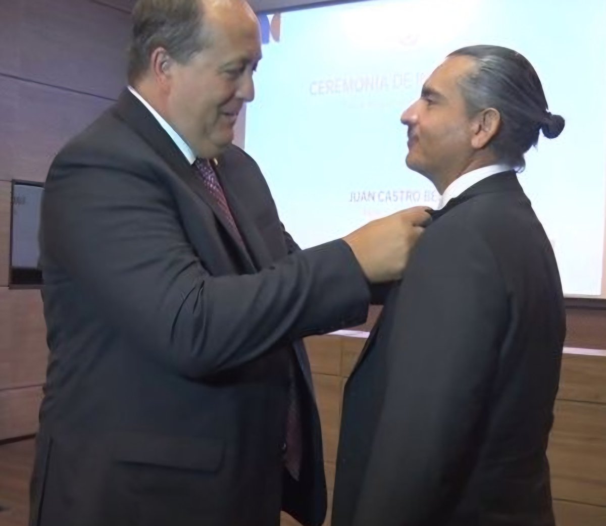 JuanKBarth1's tweet image. Ya mijo, a ti te puse en el caso 
Pro Cultura, la instrucción es simple;
Haz como que investigas, pero al final no vas a encontrar nada.
¿Estamos claros?