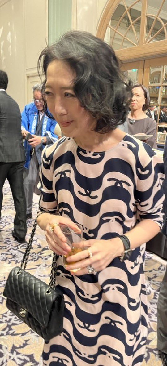 今の自分に集まってくる奴らのレベルは今の自分のレベルです。
“守る”と言いながら決して自分の金で支援しようとしない貧乏乞食爺です。
チヤホヤされて満足ですか？
そんな野郎に囲まれて…www

でもその人気、倫子に取られそうですね🤭