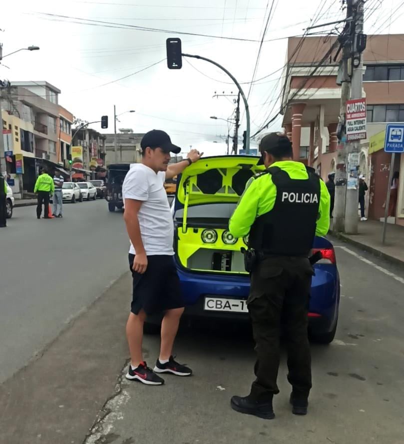 PoliciaEcuador's tweet image. COMPROMETIDOS CON TU SEGURIDAD 👮🏻♀️
Intensificamos la presencia policial en las principales vías de acceso a la provincia de #Bolívar, realizando controles preventivos para garantizar el orden, la seguridad y el cumplimiento de las normas de tránsito.
Estos operativos permiten…