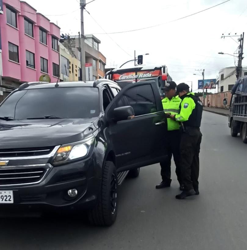PoliciaEcuador's tweet image. COMPROMETIDOS CON TU SEGURIDAD 👮🏻♀️
Intensificamos la presencia policial en las principales vías de acceso a la provincia de #Bolívar, realizando controles preventivos para garantizar el orden, la seguridad y el cumplimiento de las normas de tránsito.
Estos operativos permiten…