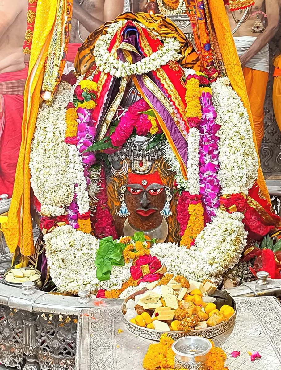 *🙏🌹जय श्री महाकाल 🌹🙏*
*श्री महाकालेश्वर ज्योतिर्लिंग का आज का भस्म आरती श्रृंगार दर्शन*
*🔱ज्येष्ठ, कृष्ण पक्ष, तिथि - षष्ठी, संवत् 2082, दिन - रविवार, 18 मई 2025🔱*
*🌹ॐ नमः शिवाय*🌹🙏