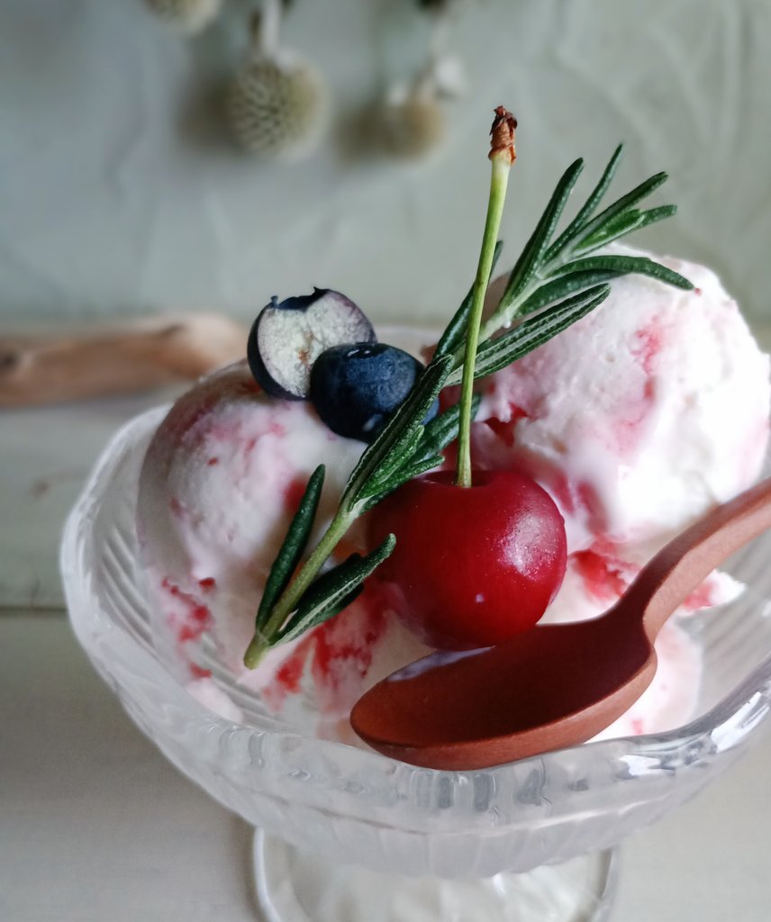 5月だけど暑いから
いちごのフローズンヨーグルト❄

ひんやりさっぱりおいしいぃぃ！

#お菓子作り
#コッタ
#今日のおやつ