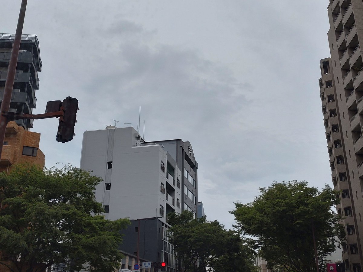 こんにちは
今日は曇り空
でも雨は降らない予報ですよ(^^)
気温はそこそこ気持ちいい感じです
皆さま、素敵な午後をお過ごしくださいね🍀𓂃◌𓈒𓐍
 #イマソラ
 #福岡市