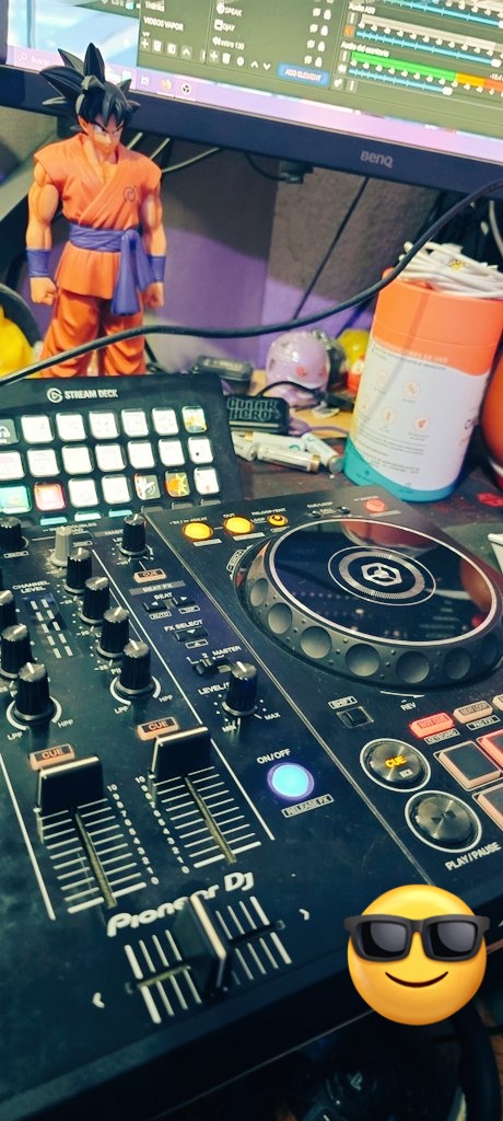 mynii's tweet image. Hoy para celebrar que ya casi es mi cumple y es sábado además uno se puede desvelar, toca dj set por la morada 😉✌️, los veo por acá en stream twitch.tv/mynisama