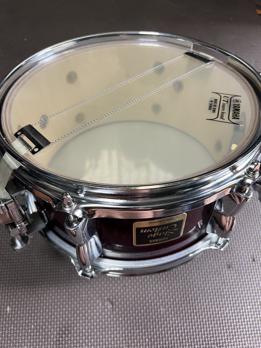 10 インチのスネアをヤフオクで落札。ハイピッチでもやはりひびき線が少ない方がスカーンと伸びます。今日のウシュスメドマ／是巨人／曇ヶ原にこれと12インチローピッチを持っていき店のスネアも使い3スネアで臨みます。当日券あるのでウシュスメドマ最終日ぜひお越しください。