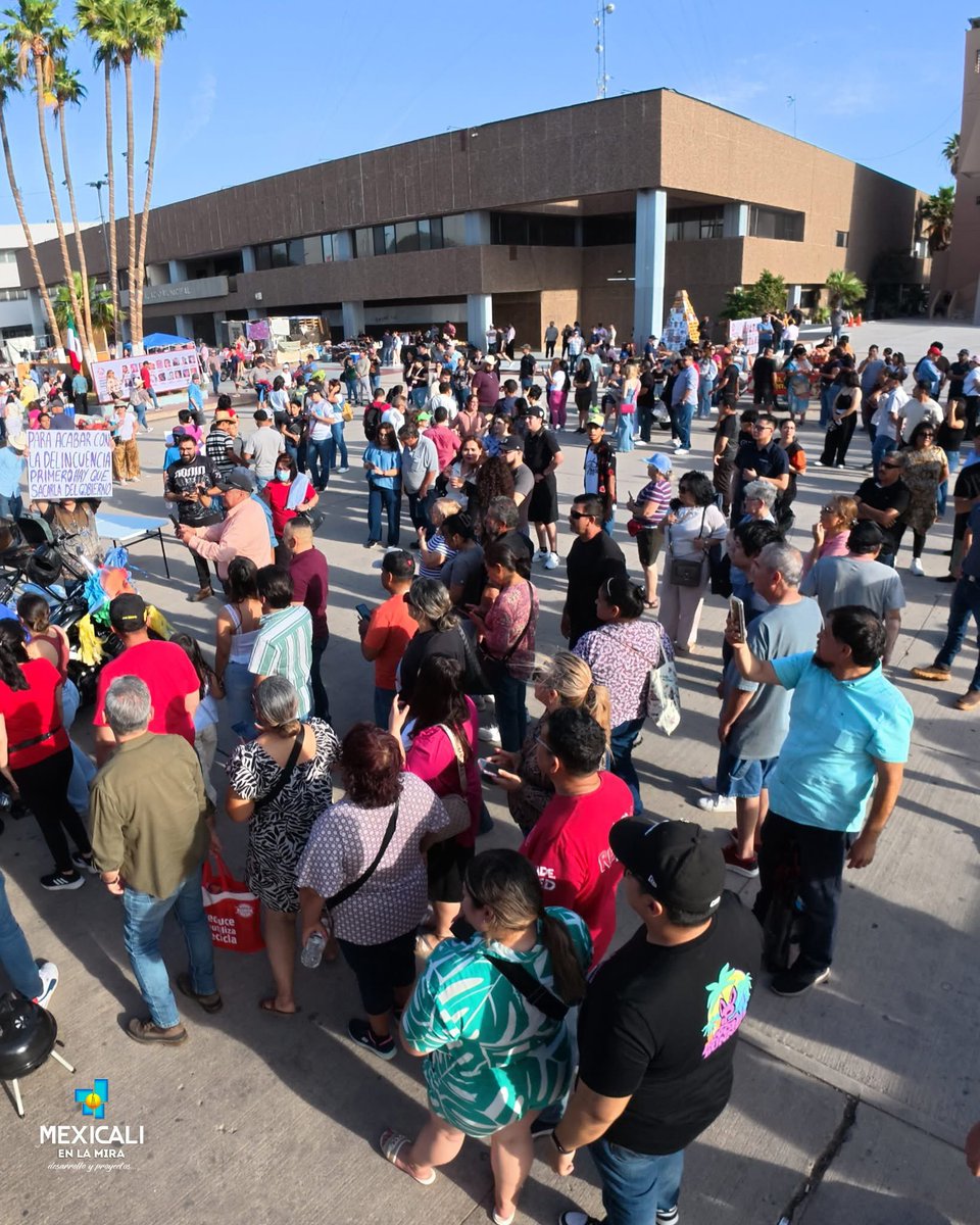 EmilioAlvarezI's tweet image. Es ejemplar como se movilizó la gente de Mexcali, Baja California.
Hoy para exigir que @MarinadelPilar aclare por qué #EEUU le retiró la visa y ante las presunciones de vínculos con el crimen organizado, convocaron en redes sociales a reunirse en el Centro Cívico y armar una…