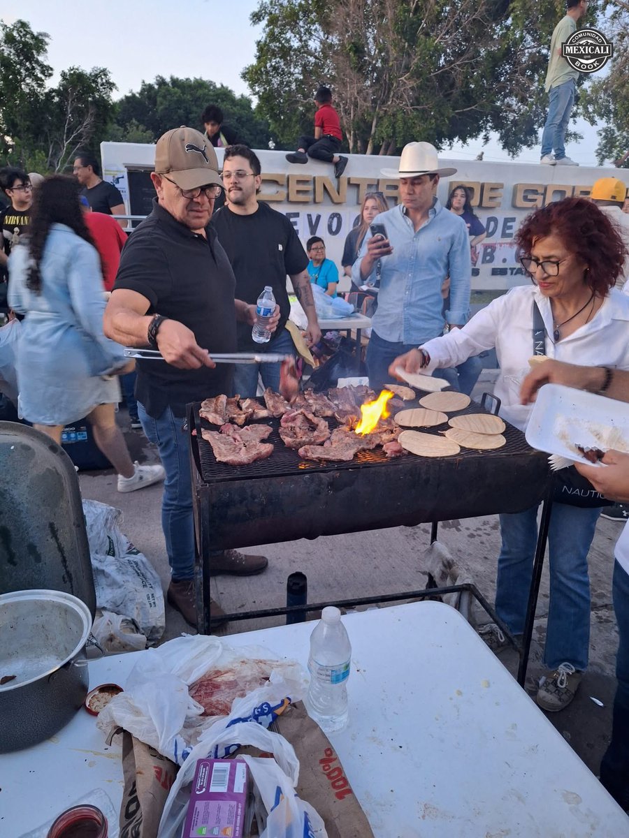 EmilioAlvarezI's tweet image. Es ejemplar como se movilizó la gente de Mexcali, Baja California.
Hoy para exigir que @MarinadelPilar aclare por qué #EEUU le retiró la visa y ante las presunciones de vínculos con el crimen organizado, convocaron en redes sociales a reunirse en el Centro Cívico y armar una…