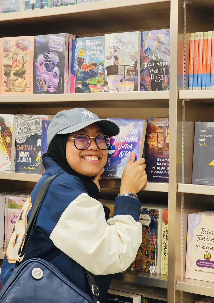 iamainulfarihah's tweet photo. Badminton is back in town next week with Perodua Malaysia Masters 🇲🇾🏸
(20-25 May @ Axiata Arena), so does #PBAKL2025 (23 May @ WTC KL)

Masa yg tepat utk dapatkan novel Semesta Terakhir Untuk Kita terbitan @imanpublication, drama persahabatan seputar dunia badminton 😉

#STUK🪐 https://t.co/oCHLqwjlgo