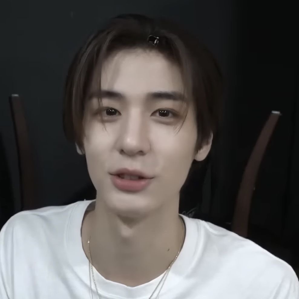 이 영상 좋은 이유:
앞머리에 삔으로 고정한거 &lt;&lt; 귀여움
그 덕에 찐한 눈썹 잘보임
피부 진짜 뽀용해
눈에 별을 박았나.. 초롱초롱
조잘조잘 이야기하는거
입꼬리 ◠‿◠
머리 갈발