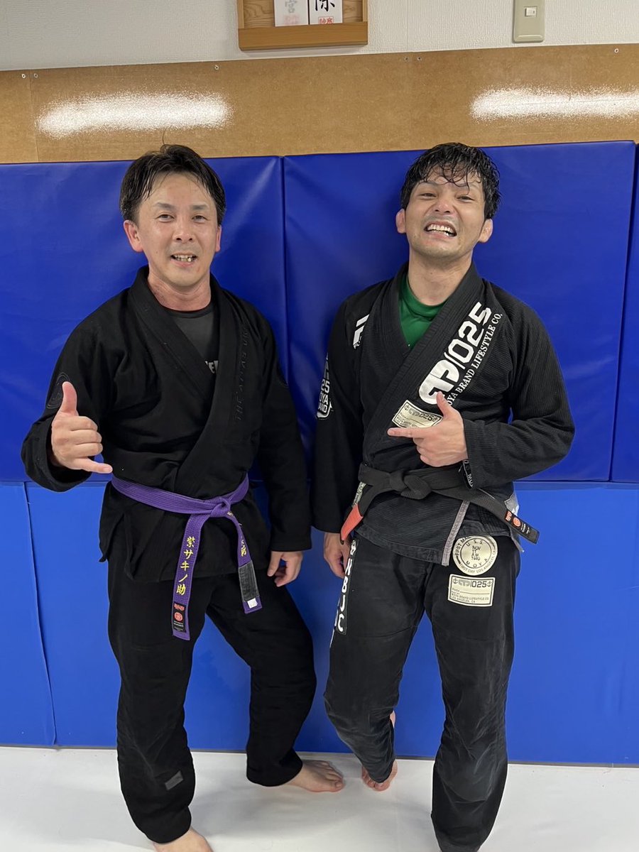 BjjShtj's tweet photo. アパートから徒歩約10分の場所にあるX-TREME EBINA 相模大野支部さんに体験に行き、そのまま入会しました。まだ平日の参加は難しいですが、週末だけでも柔術を楽しもうと思います。支部は違いますが大阪の時に一緒に練習してた崎野さんと同門になれて最高です。 https://t.co/TZjR7QICTk