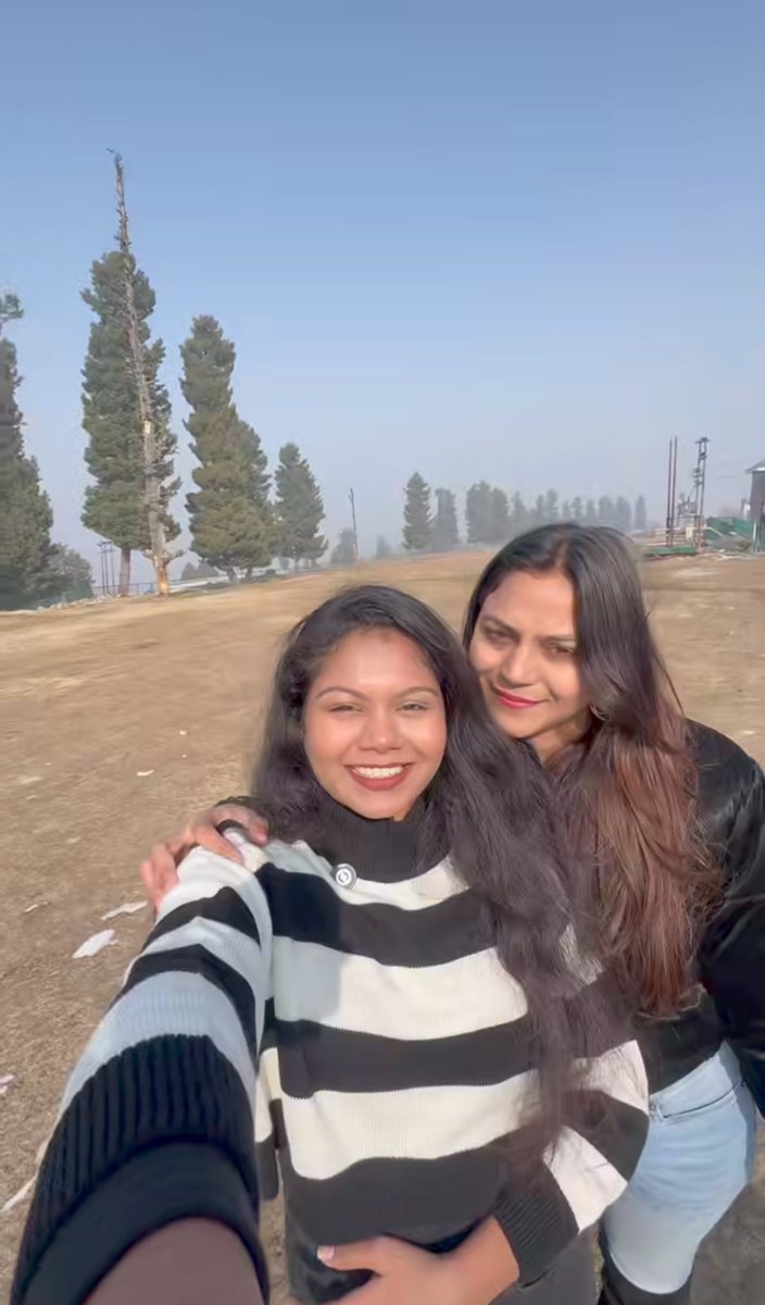 naveenydv_post's tweet image. She literally visited Pahalgam in January 2025,the exact location where the terrorist attack happened. 🥲
#JyotiMalhotraYoutuber
#PahalgamTerroristAttack
