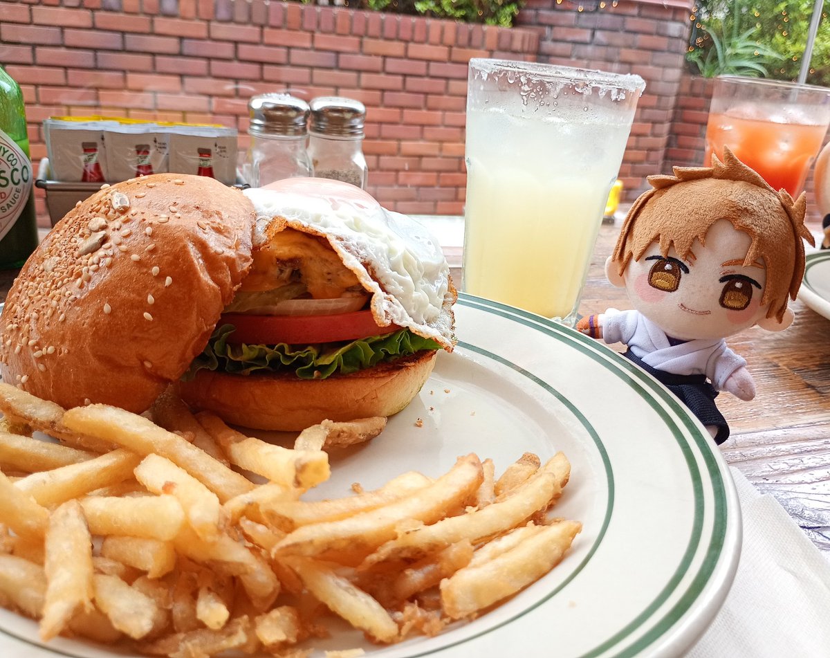 sugakusa's tweet photo. 異文化交流とバーガー https://t.co/4qVjEioAwH