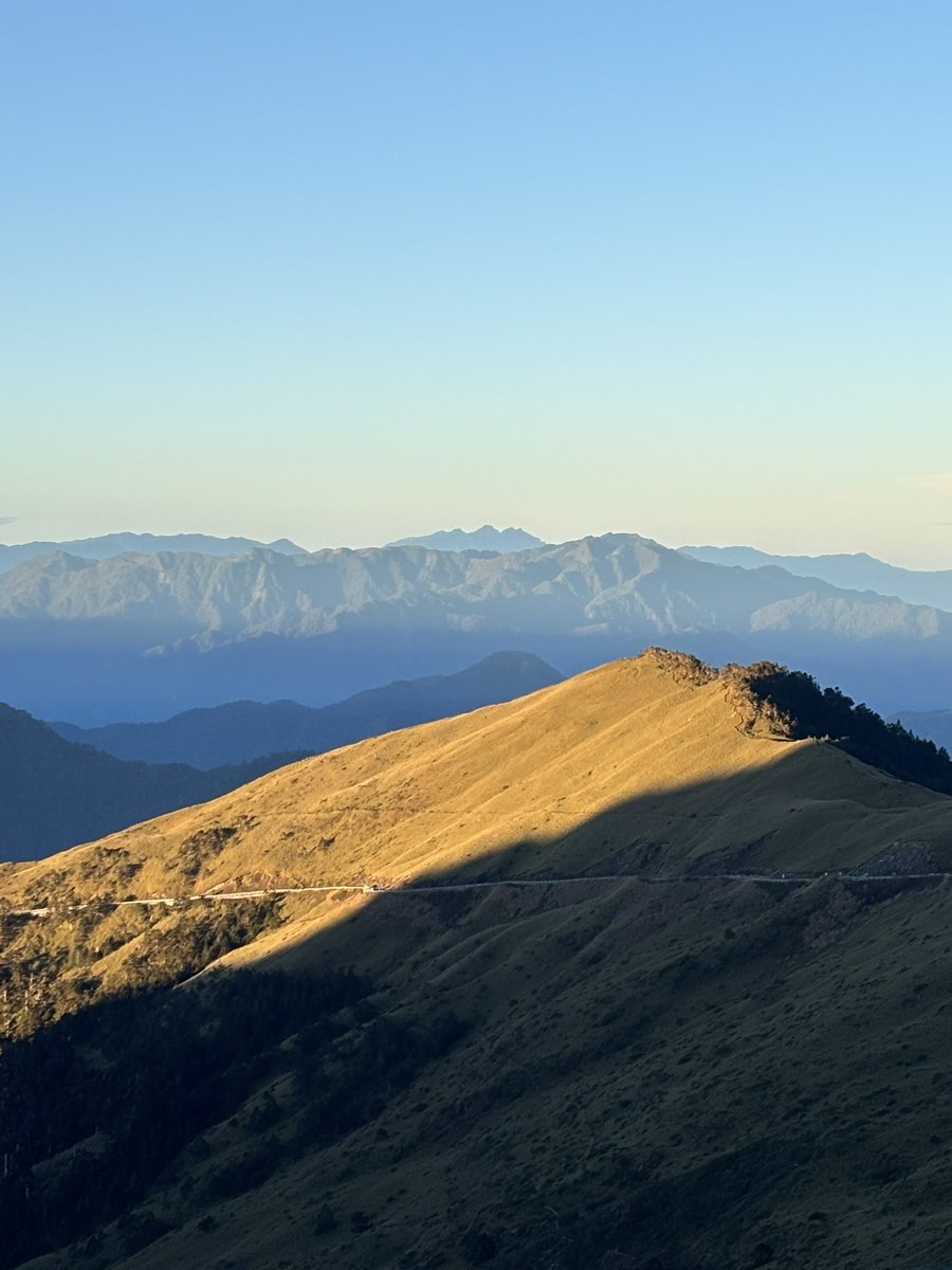 終於回到家了騎了13個小時的摩托車，手直接曬傷，導航還帶我繞路，但武嶺山上的風景真的好看