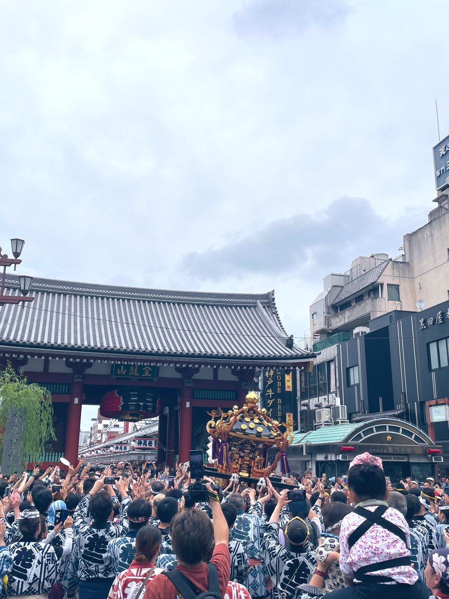 kirin_chan's tweet photo. 浅草・三社祭⛩️
だいぶ賑わっております✨ https://t.co/e5LKjr2Ejb