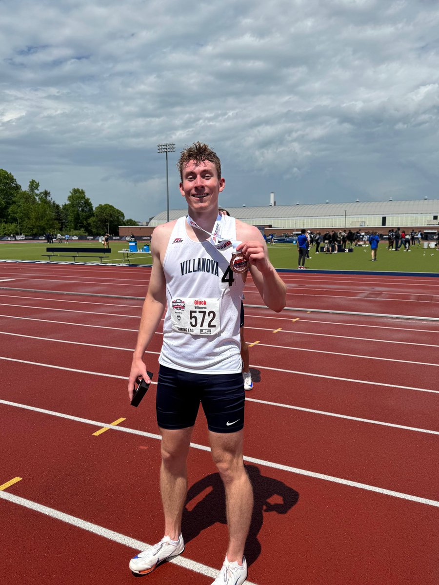 Bcreek_track's tweet photo. Beavercreek alum & Villanova freshman Liam Gluck brought home hardware and earned All-Big East honors in the Men’s 4x400 this weekend! Big-time performance from a rising star!
#CreekSpeed #CreekSprints #AllBigEast #Villanovatrack https://t.co/RFaL5WgXSp