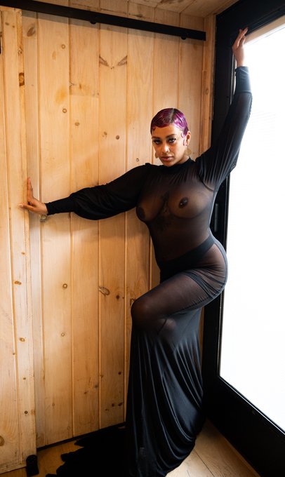 1 pic. Being in front of the camera again felt good 🖤 https://t.co/ZAO8e3IXRL