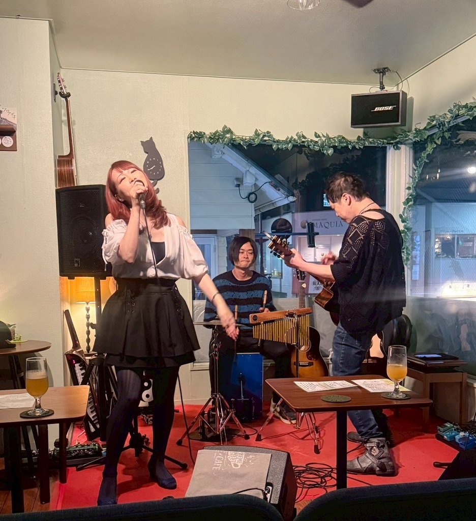 Alice_piano_vo's tweet photo. 5/17(土) 山形『風の吹く丘』にて
紫陽花(オルタンシア)のライブご観覧頂きましてありがとうございました♬✨

可愛いお花とお菓子の差し入れや、お写真まで撮って頂きました！素敵なお店で、素敵な演者さんとの出逢いもたくさんあり大満足です☺️

お写真はMorioさん(@MarcheMorio)
から頂きました💓 https://t.co/CsVFNREkEL